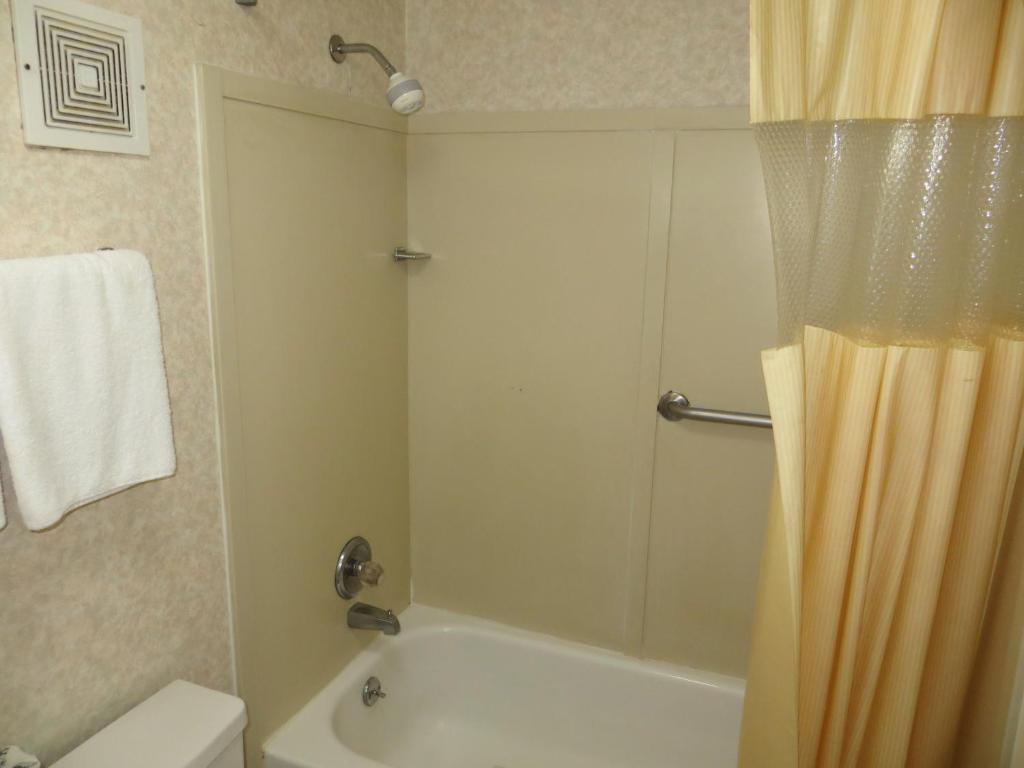 Howard Johnson By Wyndham Commerce Ga Motel Room photo